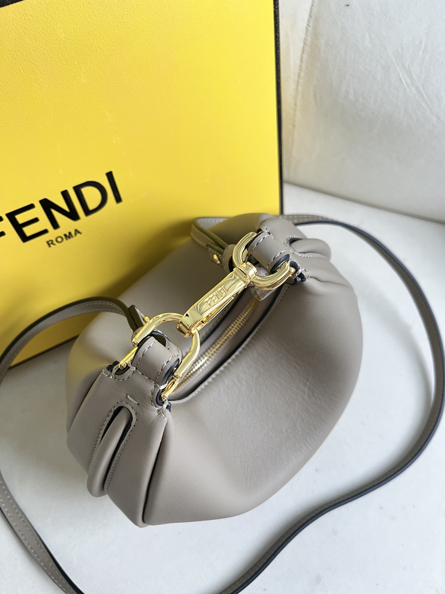フェンディ フェンディグラフィ スモール レザー ホーボーバッグ グレー FEND1 詳細画像 3