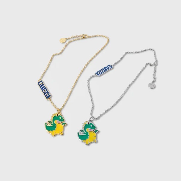 グッチ ドラゴン エナメル ペンダント ロゴバー ネックレス ゴールド／シルバー