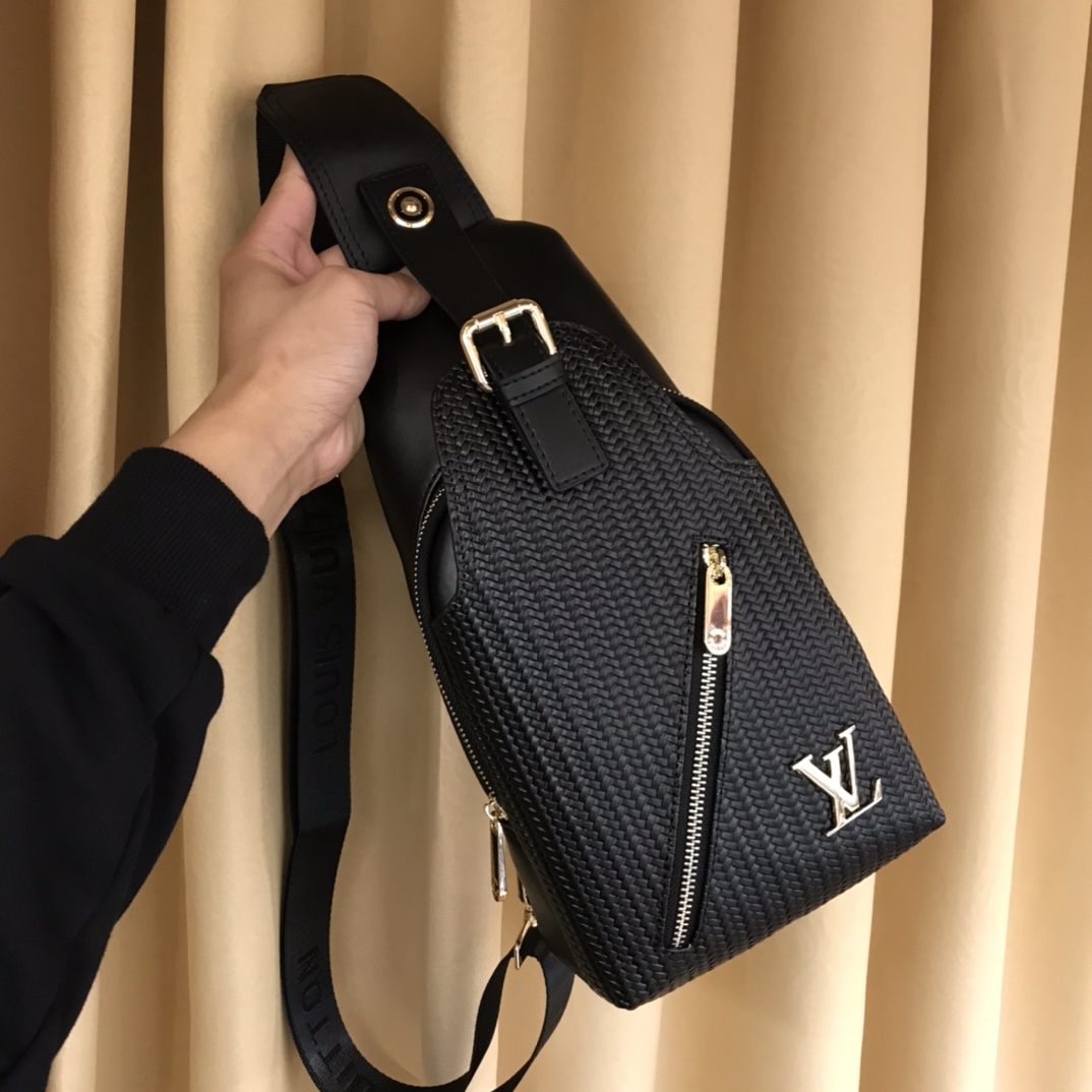 ルイ・ヴィトン LVメタルロゴ 編み込み型押しレザー ボディバッグ ブラック 詳細画像 1