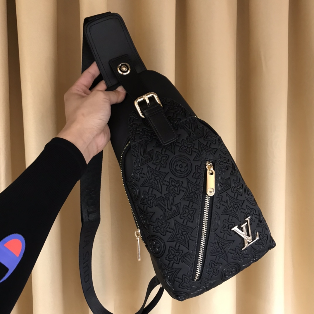 ルイ・ヴィトン LVメタルロゴ モノグラム型押しレザー ボディバッグ ブラック 詳細画像 1