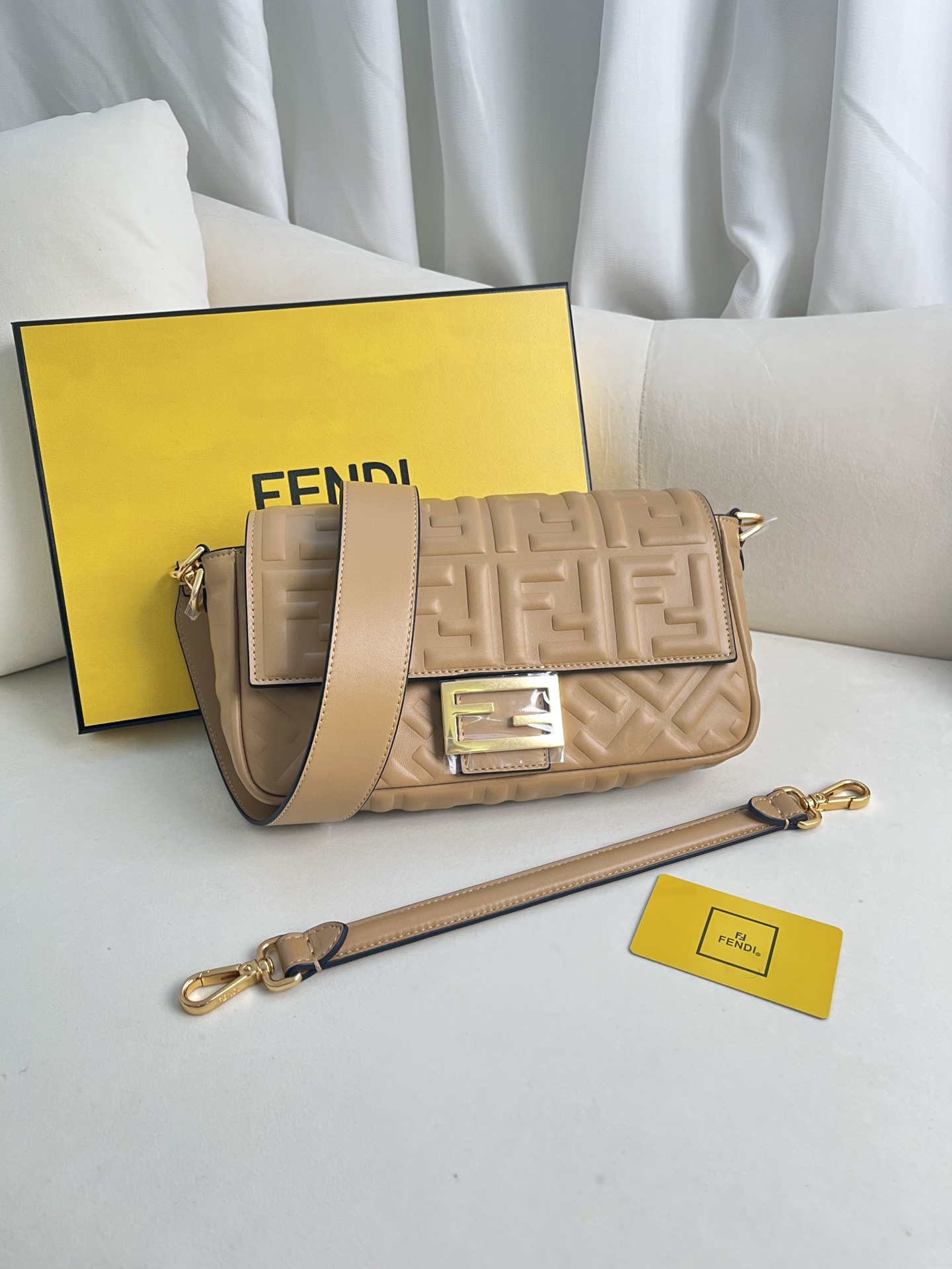 フェンディ バゲット ミディアム FFエンボス ラムスキン バッグ ベージュ 詳細画像 1