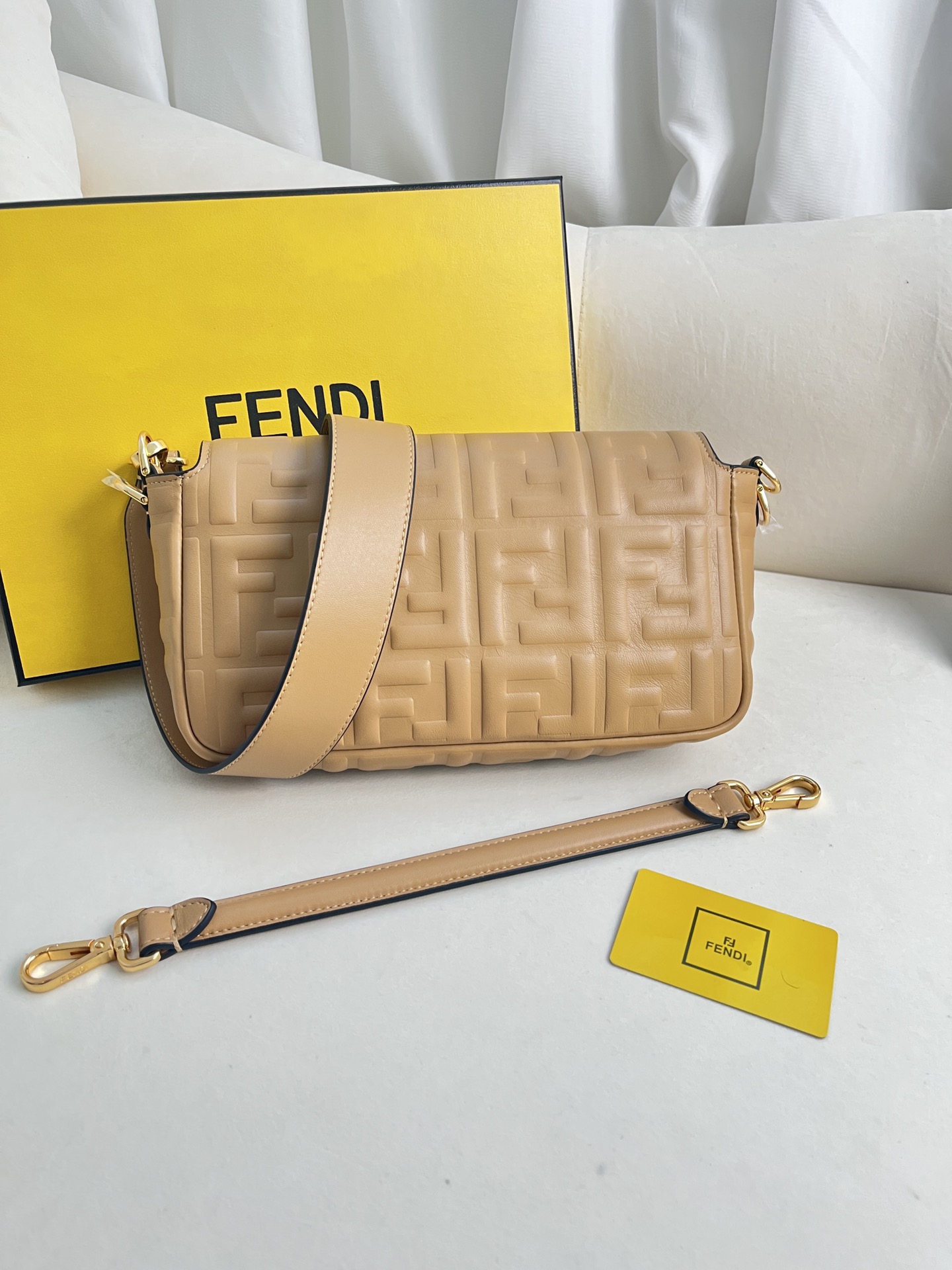 フェンディ バゲット ミディアム FFエンボス ラムスキン バッグ ベージュ 詳細画像 3