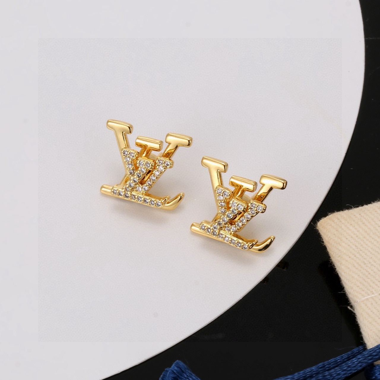 ルイ・ヴィトン LV イニシャル ストラス ピアス ゴールド 詳細画像 1