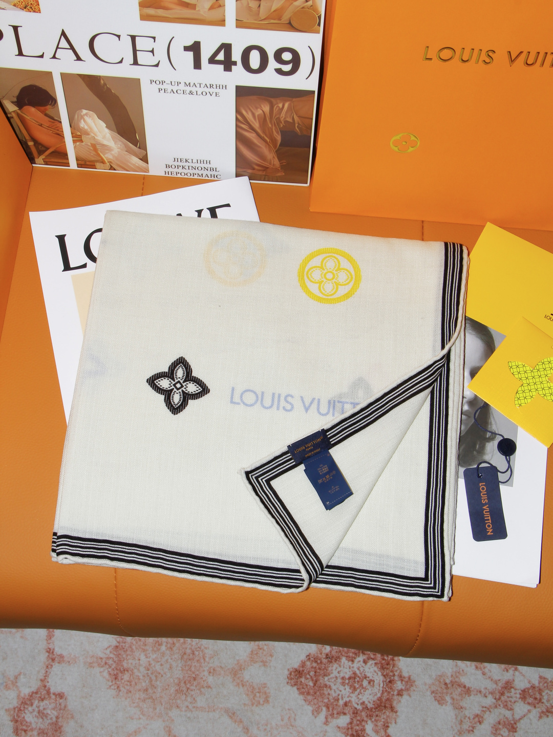 ルイ・ヴィトン LV x TM モノグラム・マルチカラー シルクカシミヤ ダブルフェイス ショール 140x140 ホワイト 詳細画像 2