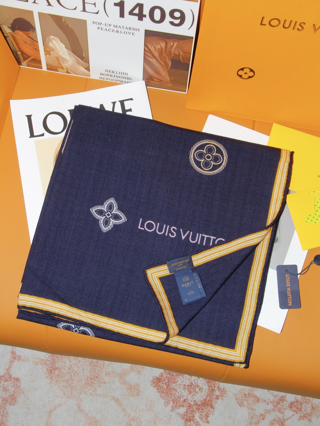 ルイ・ヴィトン LV x TM モノグラム・マルチカラー シルクカシミヤ ダブルフェイス ショール 140 ネイビー 詳細画像 2