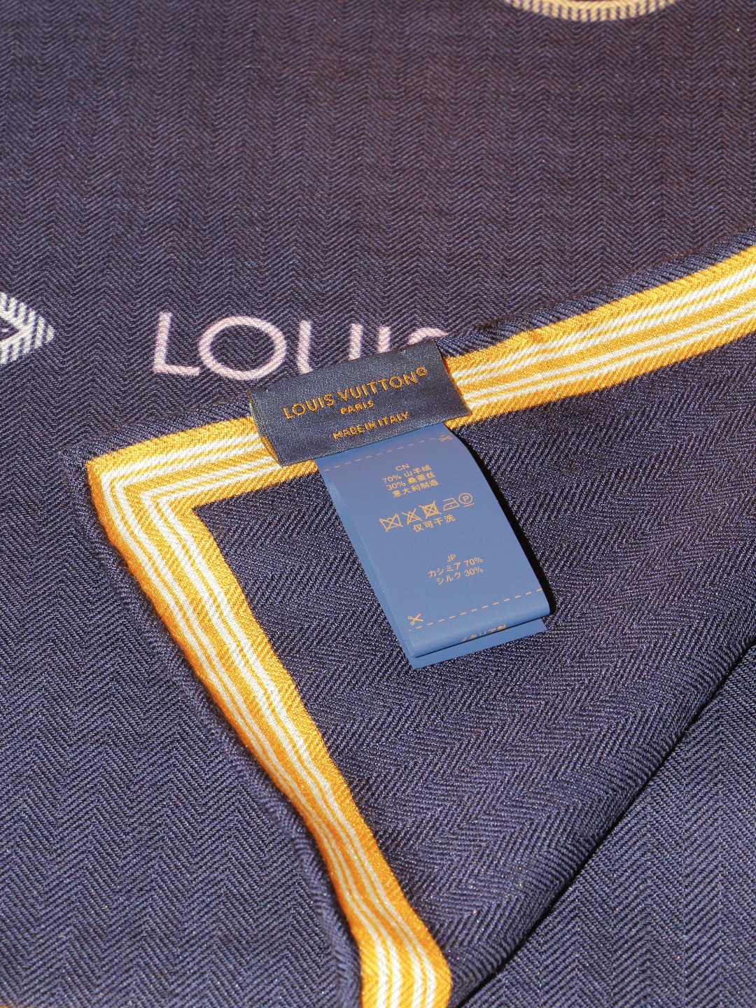 ルイ・ヴィトン LV x TM モノグラム・マルチカラー シルクカシミヤ ダブルフェイス ショール 140 ネイビー 詳細画像 3