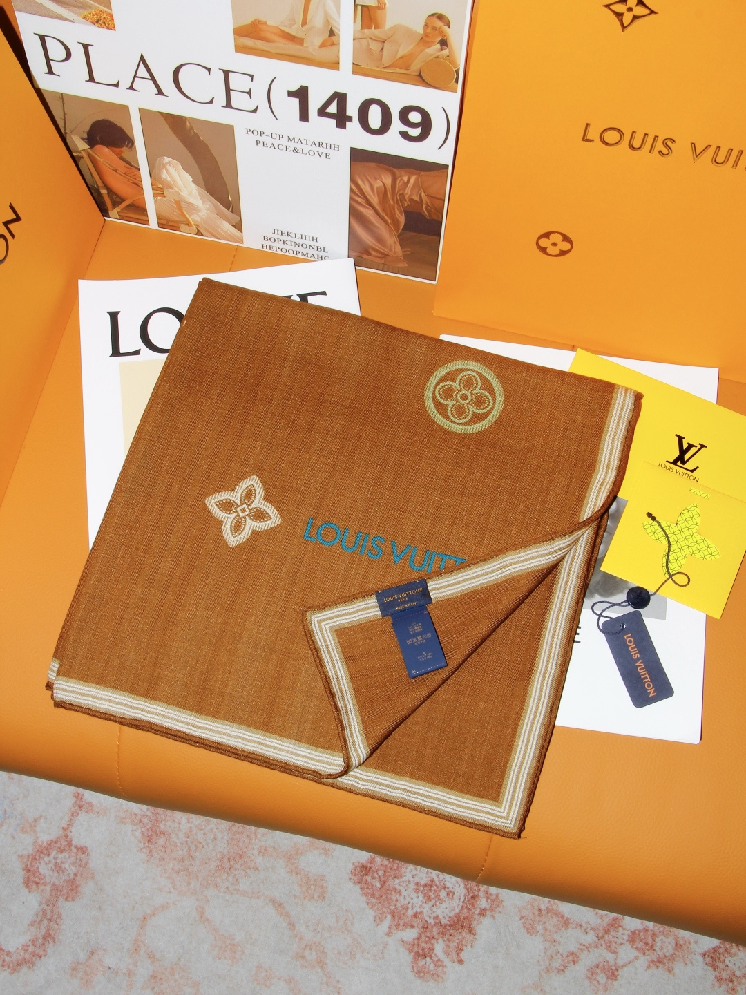 ルイ・ヴィトン LV x TM モノグラム・マルチカラー シルクカシミヤ ダブルフェイス ショール 140 キャラメルブラウン 詳細画像 2