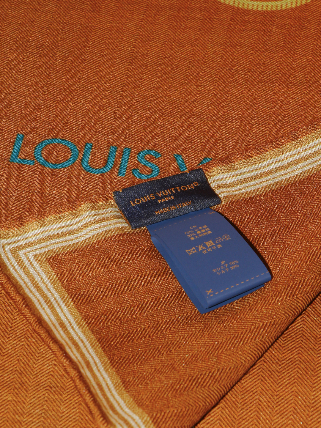 ルイ・ヴィトン LV x TM モノグラム・マルチカラー シルクカシミヤ ダブルフェイス ショール 140 キャラメルブラウン 詳細画像 3