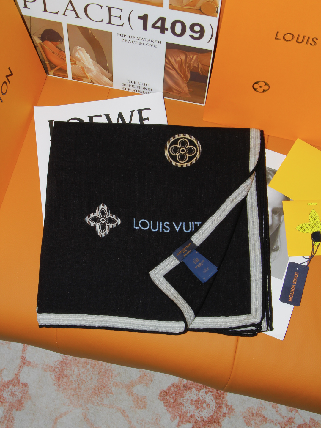 ルイ・ヴィトン LV x TM モノグラム・マルチカラー シルクカシミヤ ダブルフェイス ショール 140 ブラック/ネイビー 詳細画像 2
