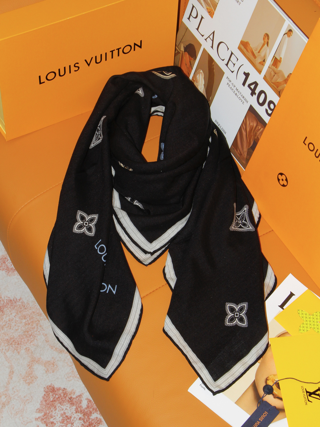 ルイ・ヴィトン LV x TM モノグラム・マルチカラー シルクカシミヤ ダブルフェイス ショール 140 ブラック/ネイビー 詳細画像 3