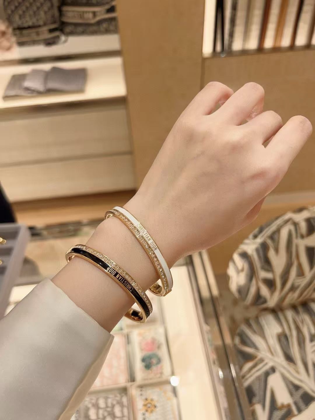 ディオール Christian Dior ロゴ パヴェ クリスタル エナメル バングル ブレスレット ゴールド／ホワイト／ブラック 詳細画像 3