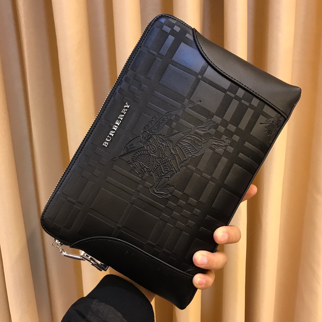バーバリー チェック エンボス レザー クラッチ ブラック 157-5 詳細画像 1
