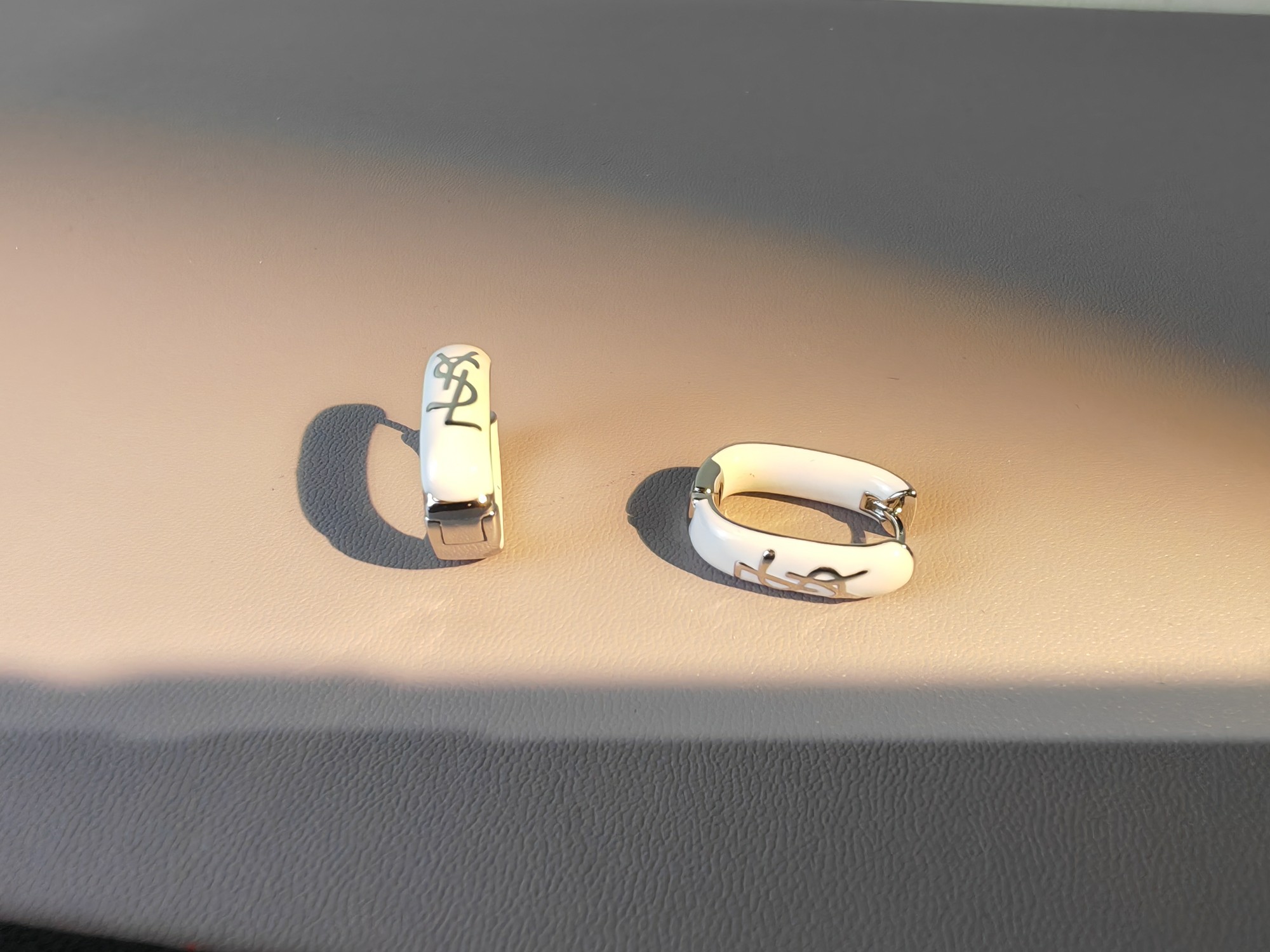 サンローラン カサンドラ アクリル チャンキー フープ ピアス ブラック/ホワイト 詳細画像 2