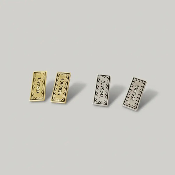 ヴェルサーチェ レクタングル ロゴ プレート スタッド ピアス ゴールド／シルバー