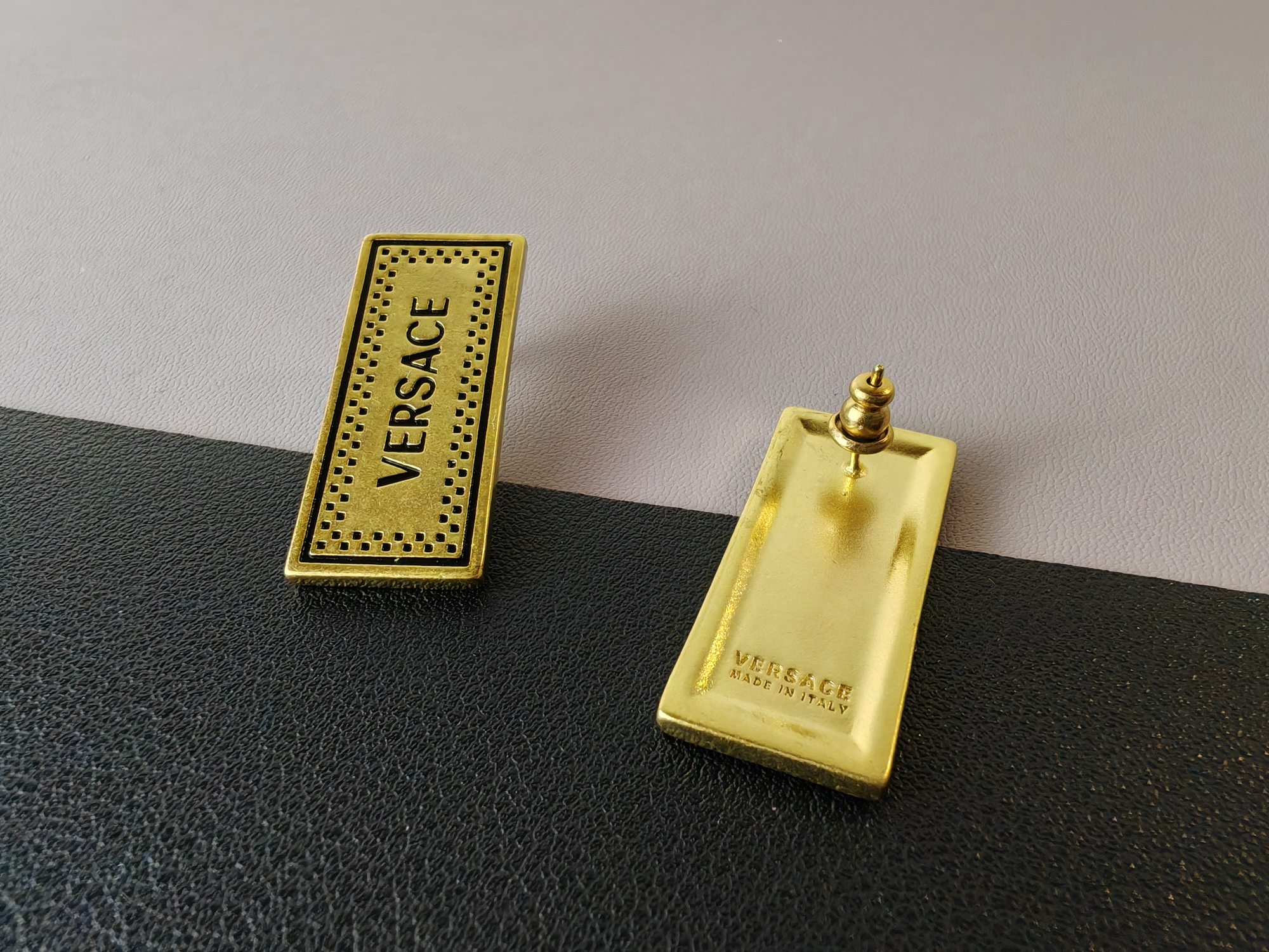 ヴェルサーチェ レクタングル ロゴ プレート スタッド ピアス ゴールド/シルバー 詳細画像 3