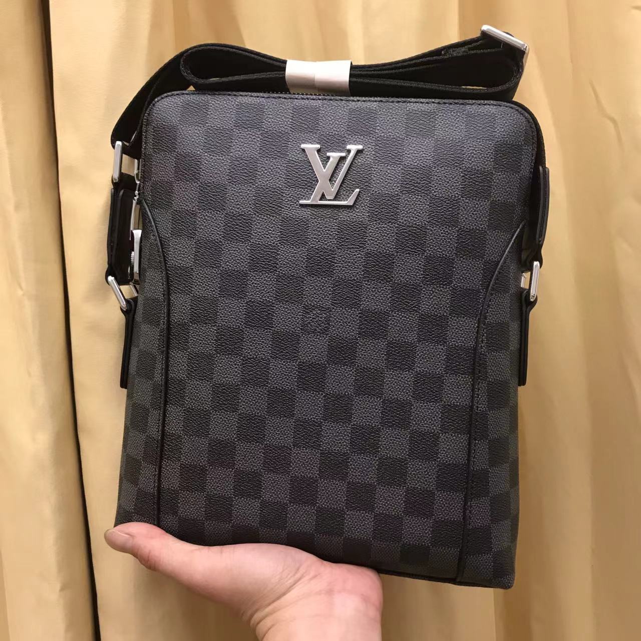 ルイ・ヴィトン ダミエ・グラフィット クロスボディバッグ ブラック／グレー 9024-3 詳細画像 1