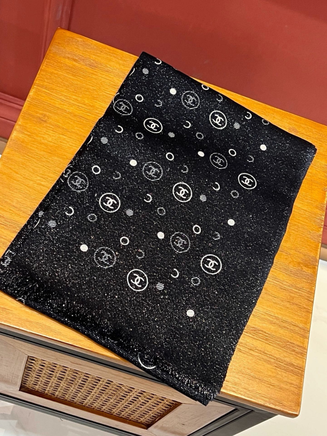 シャネル CCロゴ ドット カシミヤ シルバーラメ ロングスカーフ 110x200 ブラック/ホワイト 詳細画像 2