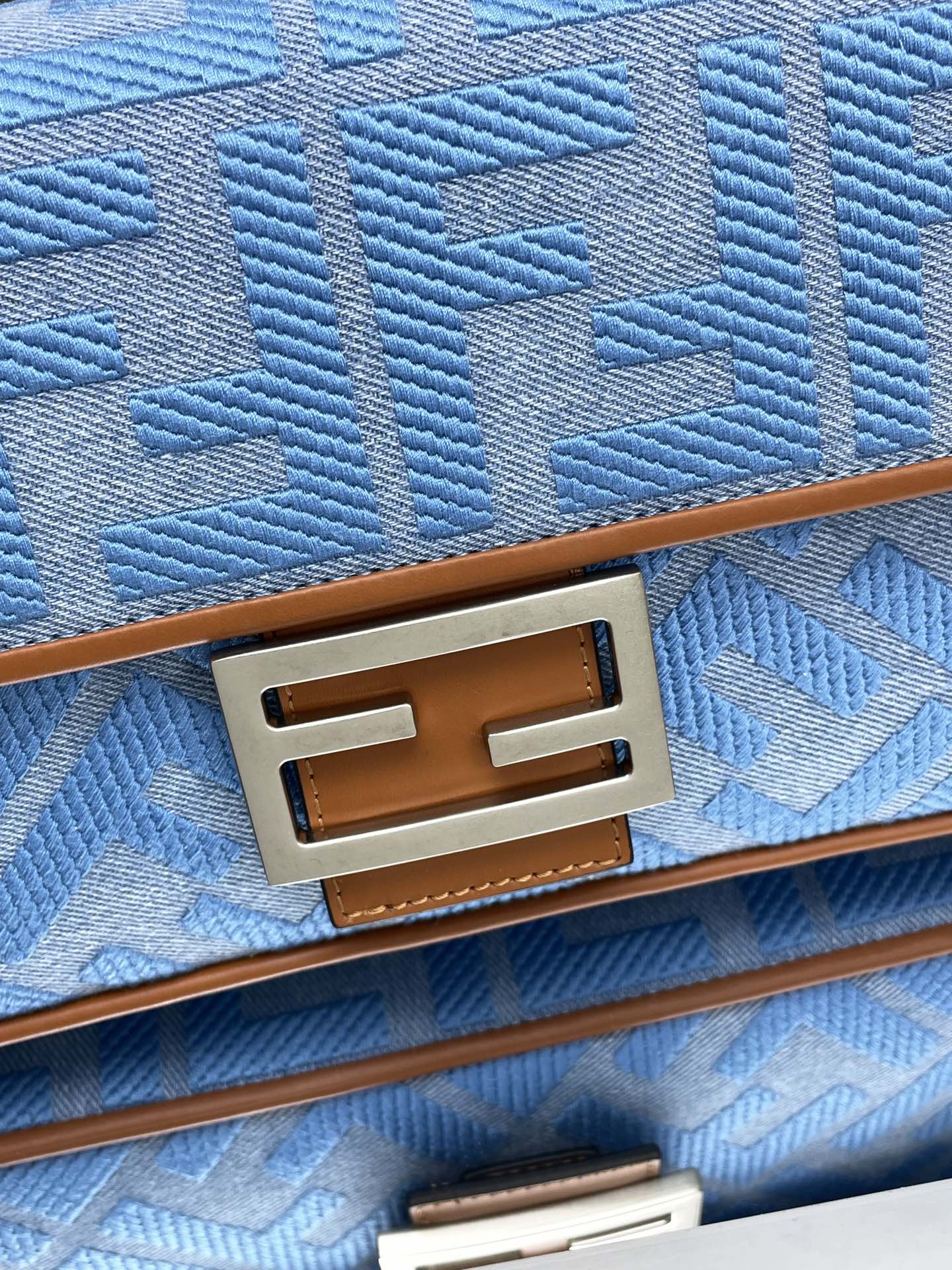 フェンディ バゲット FF刺繍キャンバス バッグ ライトブルー/ブラウン 0159B89 詳細画像 3