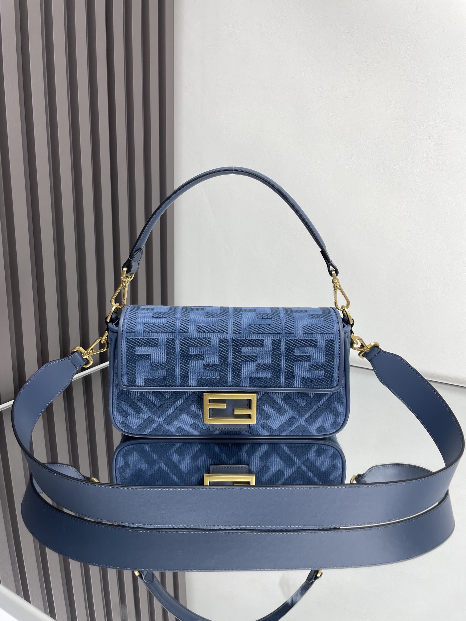 フェンディ バゲット FF刺繍キャンバス バッグ ブルー 0159B89 詳細画像 1