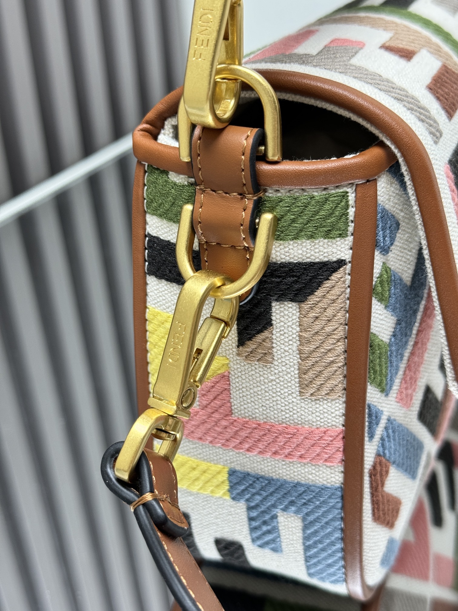フェンディ バゲット FF刺繍キャンバス バッグ クリーム／マルチカラー／ブラウン 0159B89 詳細画像 3