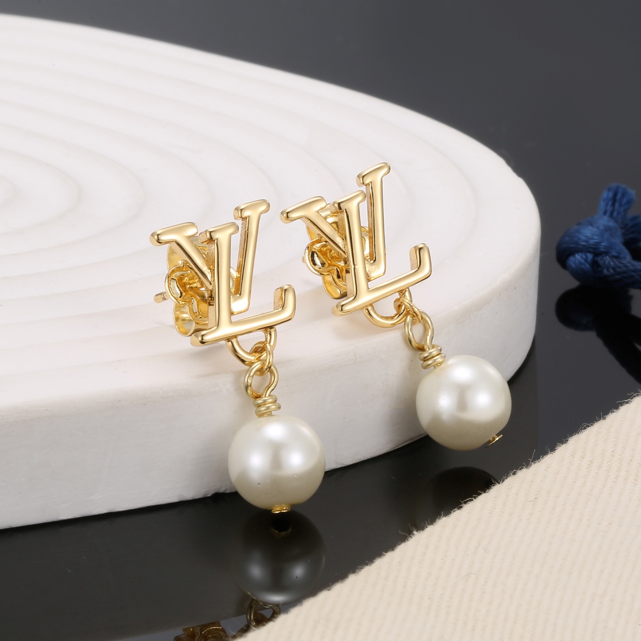 ルイ・ヴィトン LV パール ドロップ スタッド ピアス ゴールド/ホワイト 詳細画像 1