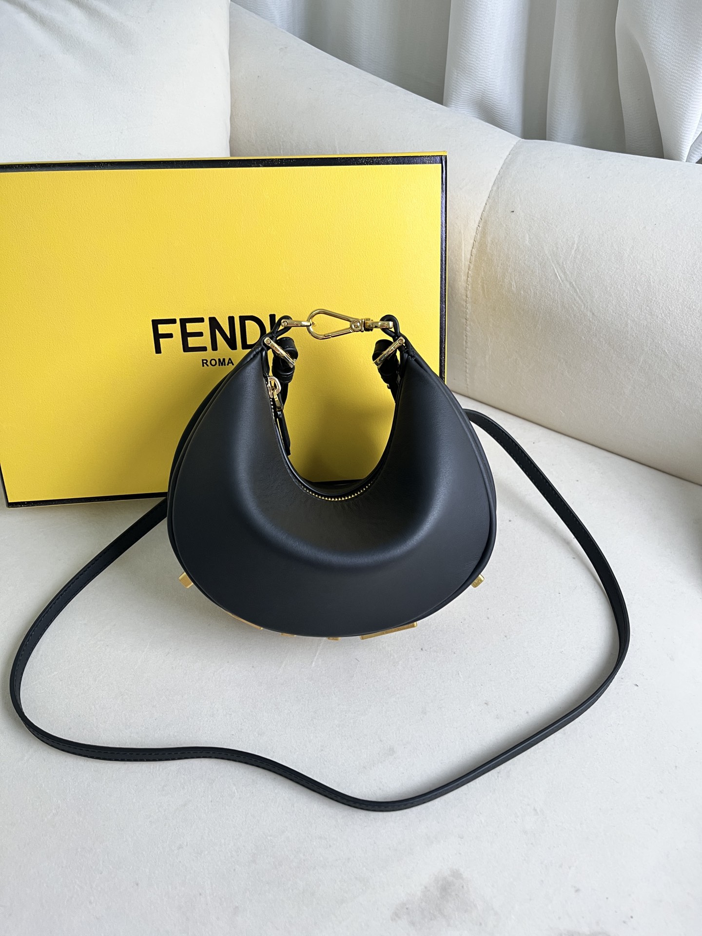 フェンディ ムーンライト アンダーアームバッグ ブラック FEND1 詳細画像 1