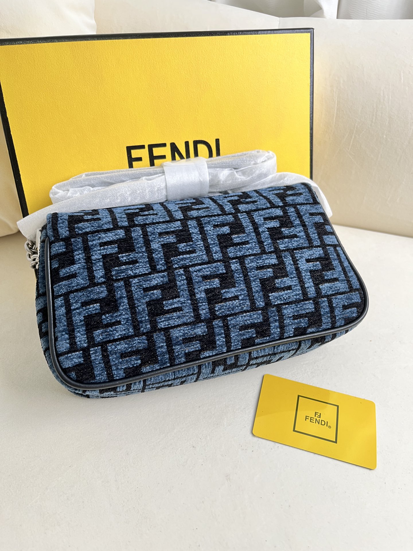 フェンディ アイコニック バゲット ミディアム チェーンバッグ ブルー 詳細画像 3