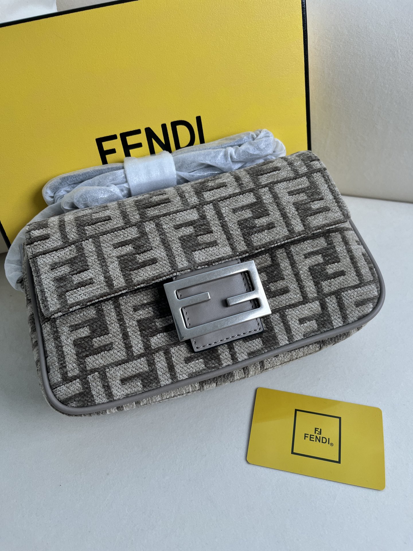 フェンディ アイコニック バゲット ミディアム チェーンバッグ ハトグレー ジャガード FF 詳細画像 1