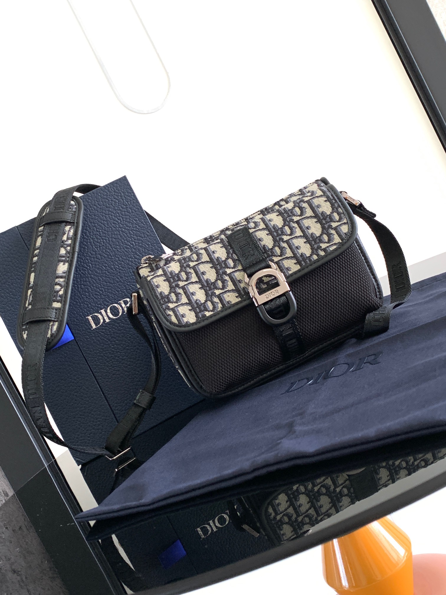 ディオール Dior 8 ポーチ ウィズ ストラップ ベージュ&ブラック オブリーク 詳細画像 1