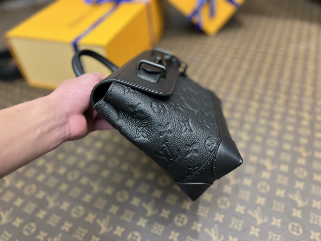 ルイ・ヴィトン スティーマー モノグラム型押しレザー メッセンジャーバッグ ブラック 詳細画像 3