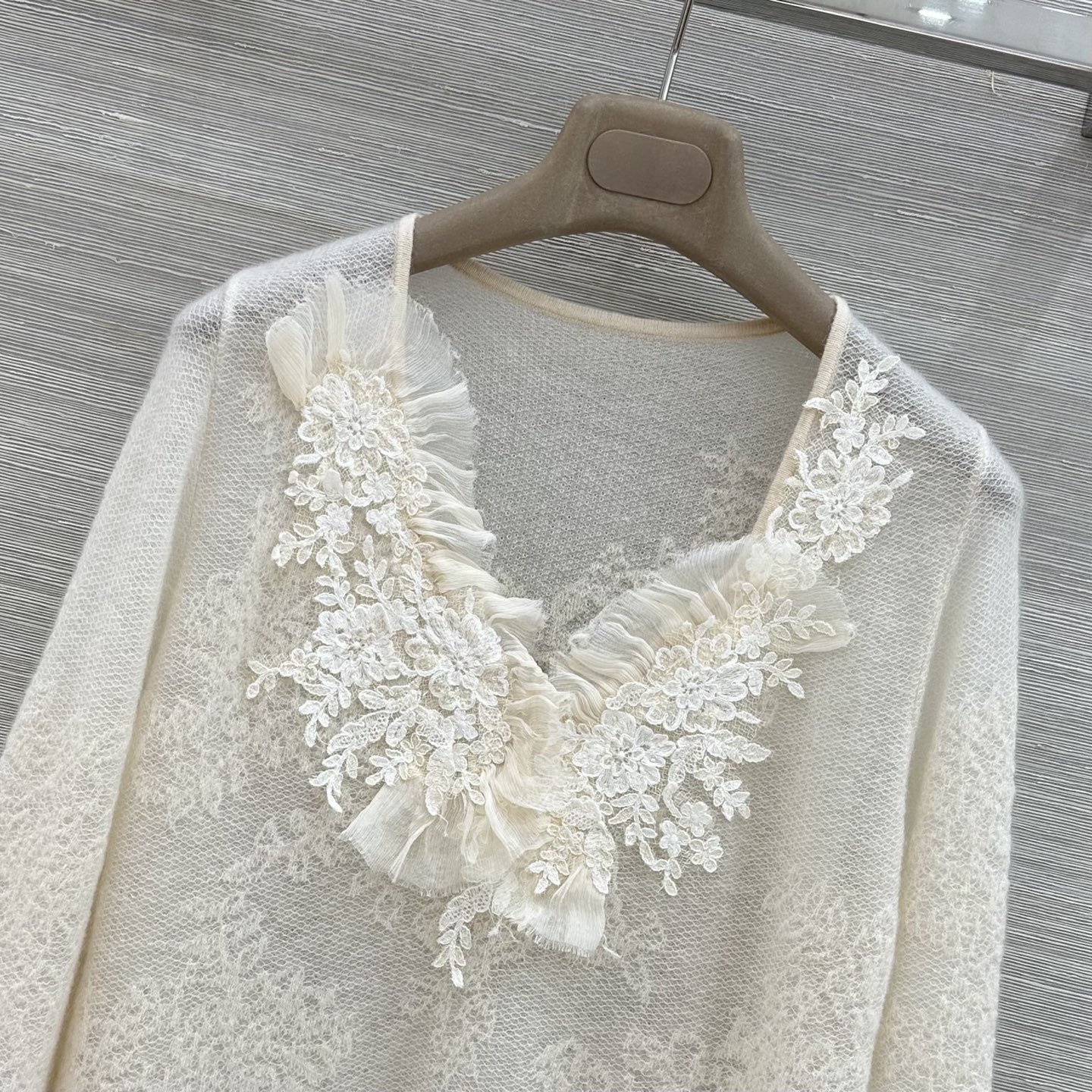 レースフラワー ジャカード Vネックニットトップス アイボリー 詳細画像 2