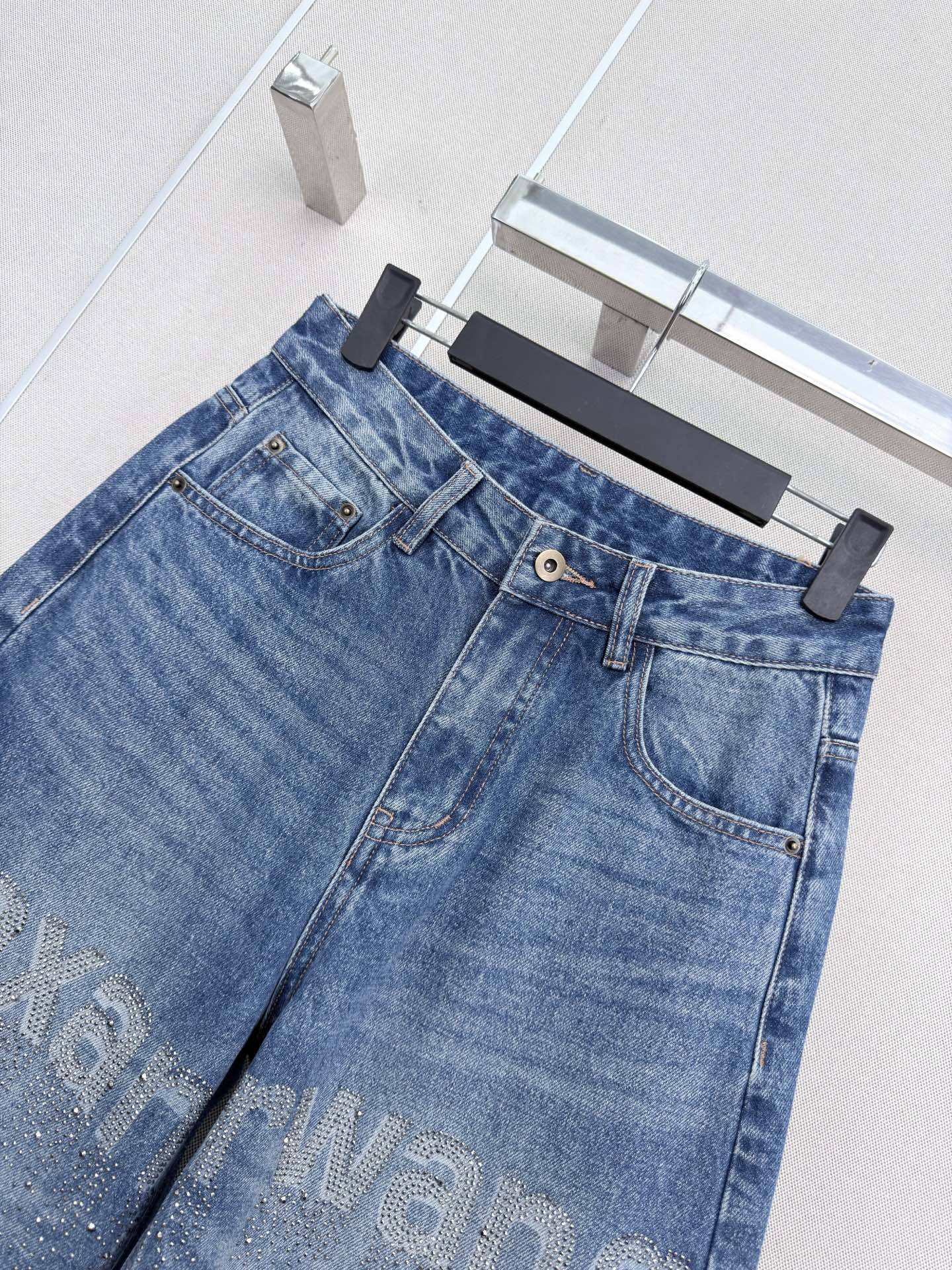 アレキサンダー ワン ラインストーンロゴ バナナシルエット ワイドデニムパンツ ブルー 詳細画像 2