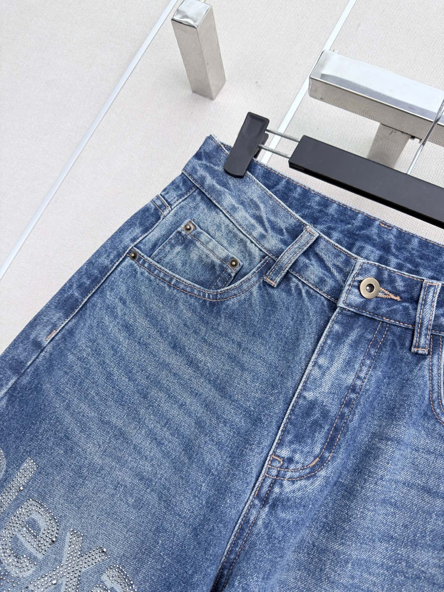 アレキサンダー ワン ラインストーンロゴ バナナシルエット ワイドデニムパンツ ブルー 詳細画像 3