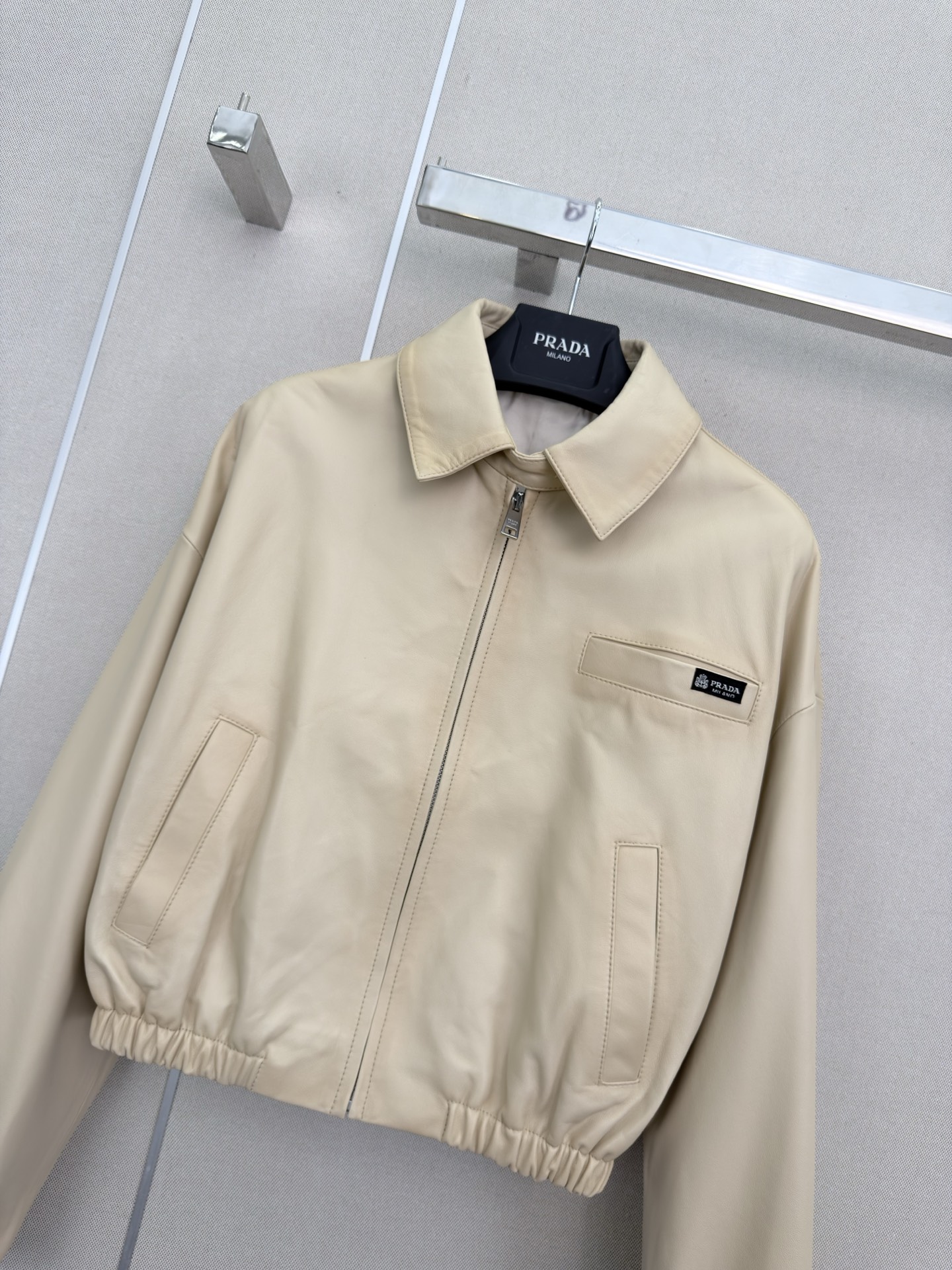 プラダ ラペルカラー ラムスキンレザージャケット ベージュ 詳細画像 2