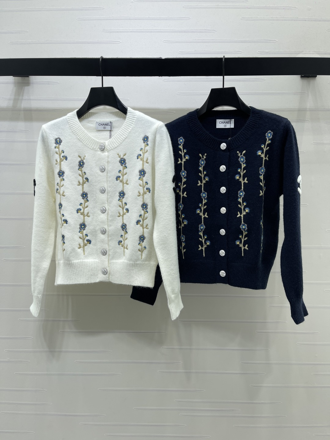 シャネル 花柄刺繍ラウンドネックニットカーディガン ブルー 詳細画像 1