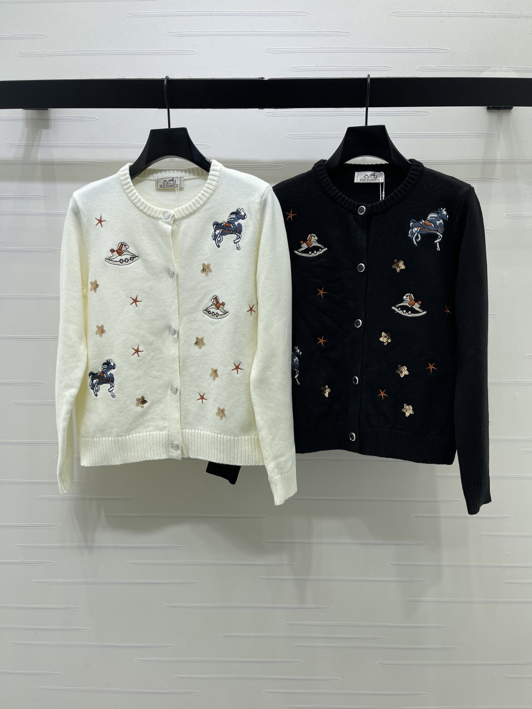 エルメス 馬刺繍 クルーネックニットカーディガン アイボリー/ブラック 詳細画像 1