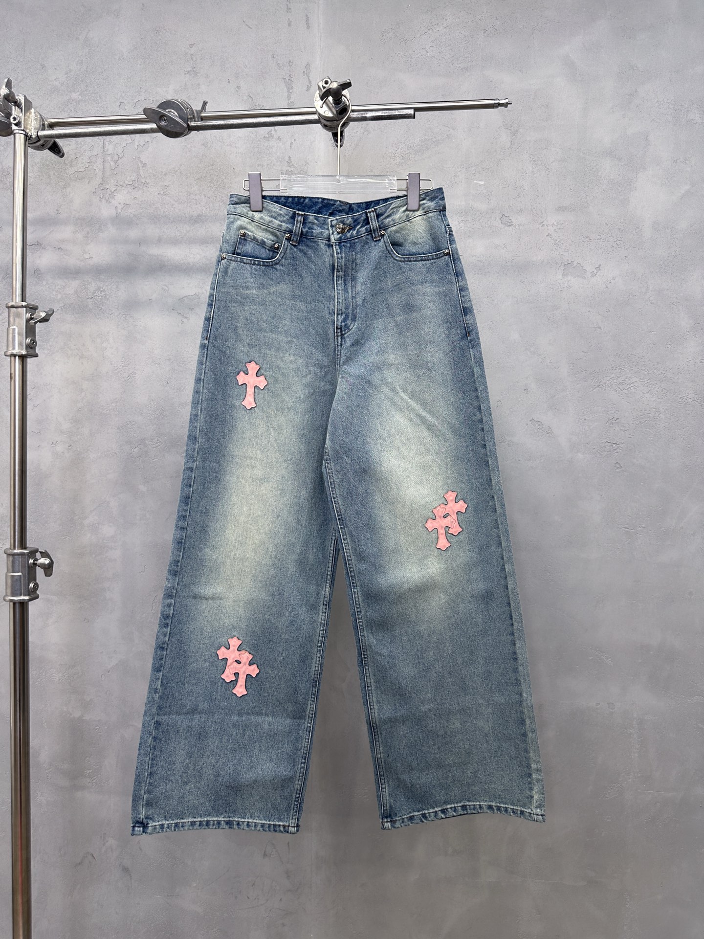 クロムハーツ クロスパッチ刺繍 ウォッシュ加工デニムパンツ ブルー 詳細画像 1