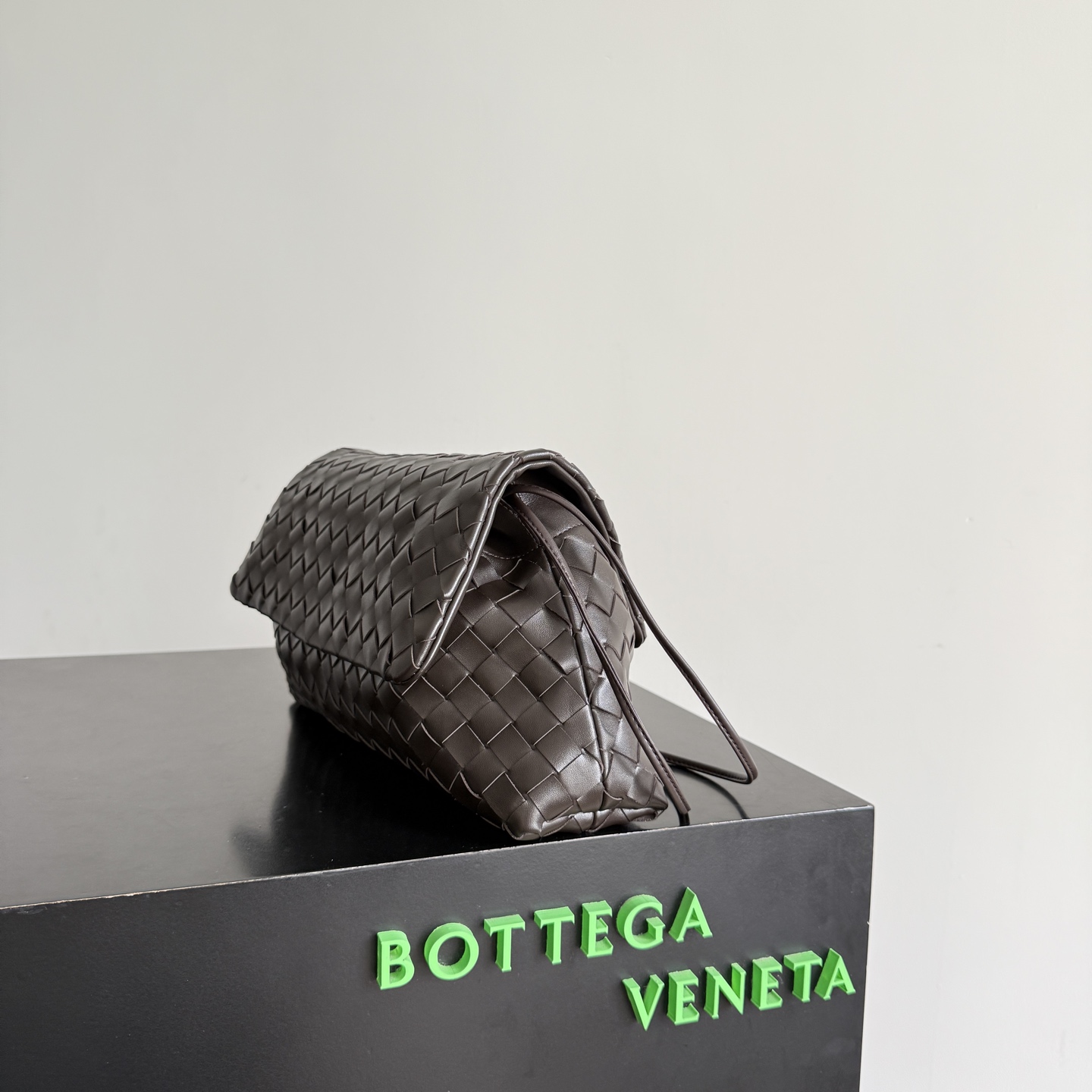 ボッテガ・ヴェネタ Dustbag イントレチャート レザー フラップ ショルダーバッグ ダークブラウン 857657 詳細画像 3