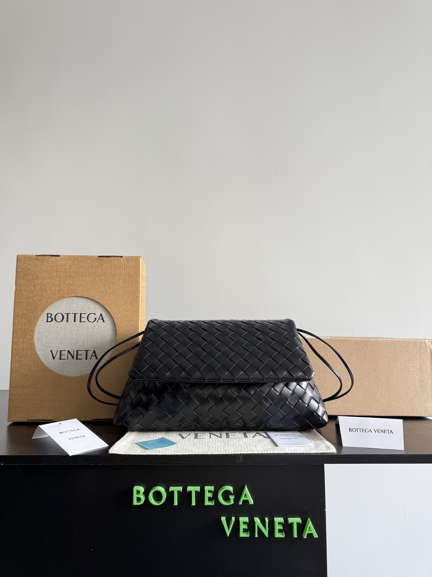 ボッテガ・ヴェネタ Dustbag Giorno イントレチャート レザー フラップ ショルダーバッグ ブラック 857657 詳細画像 1