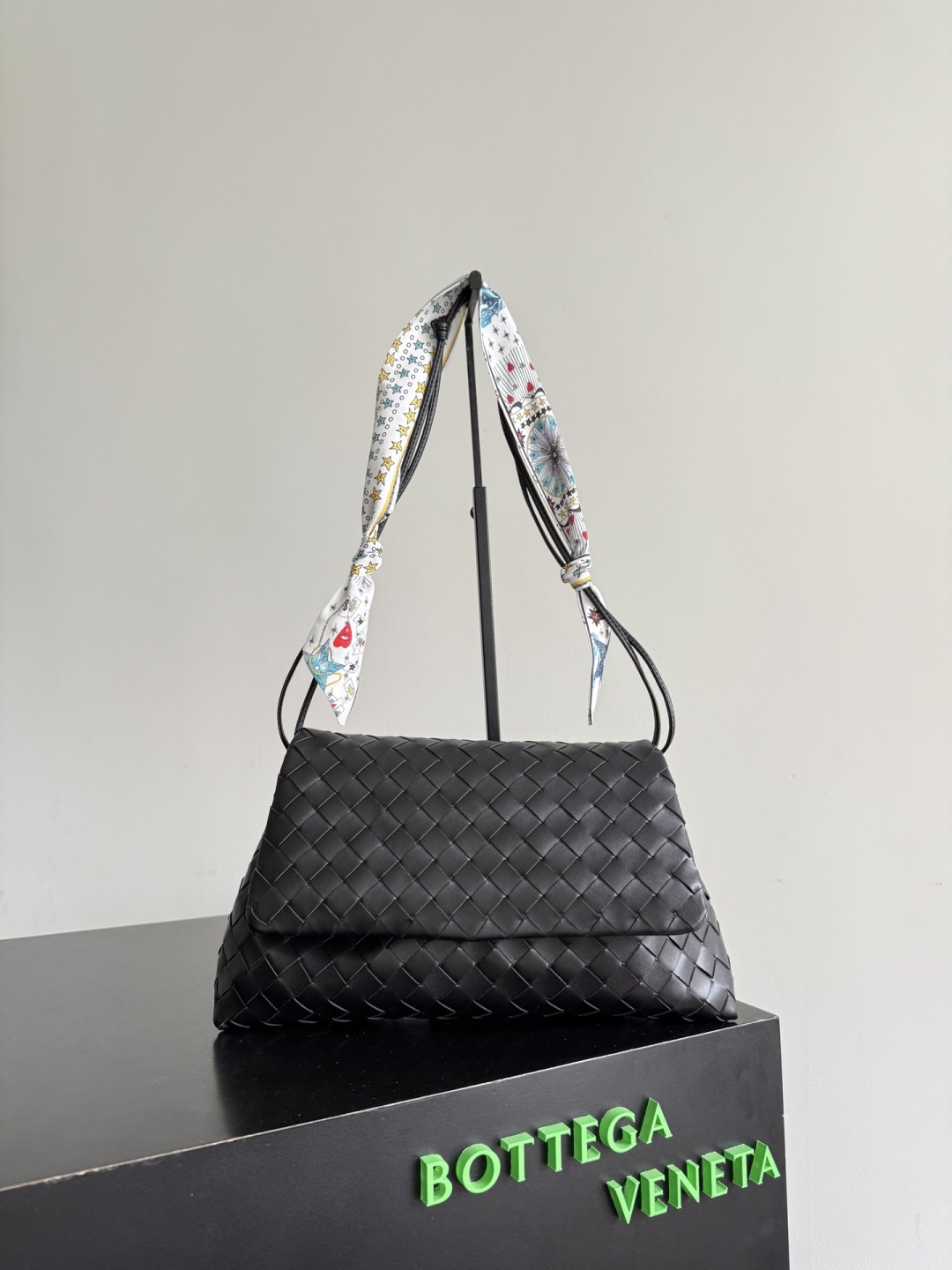 ボッテガ・ヴェネタ Dustbag Giorno イントレチャート レザー フラップ ショルダーバッグ ブラック 857657 詳細画像 2