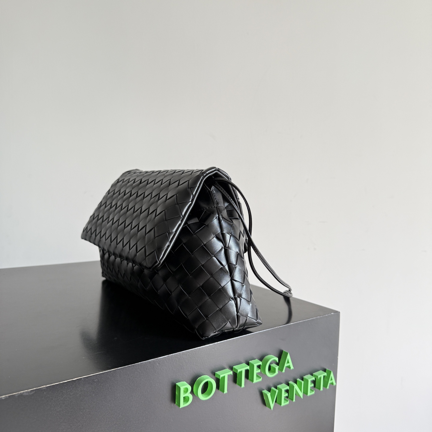 ボッテガ・ヴェネタ Dustbag Giorno イントレチャート レザー フラップ ショルダーバッグ ブラック 857657 詳細画像 3