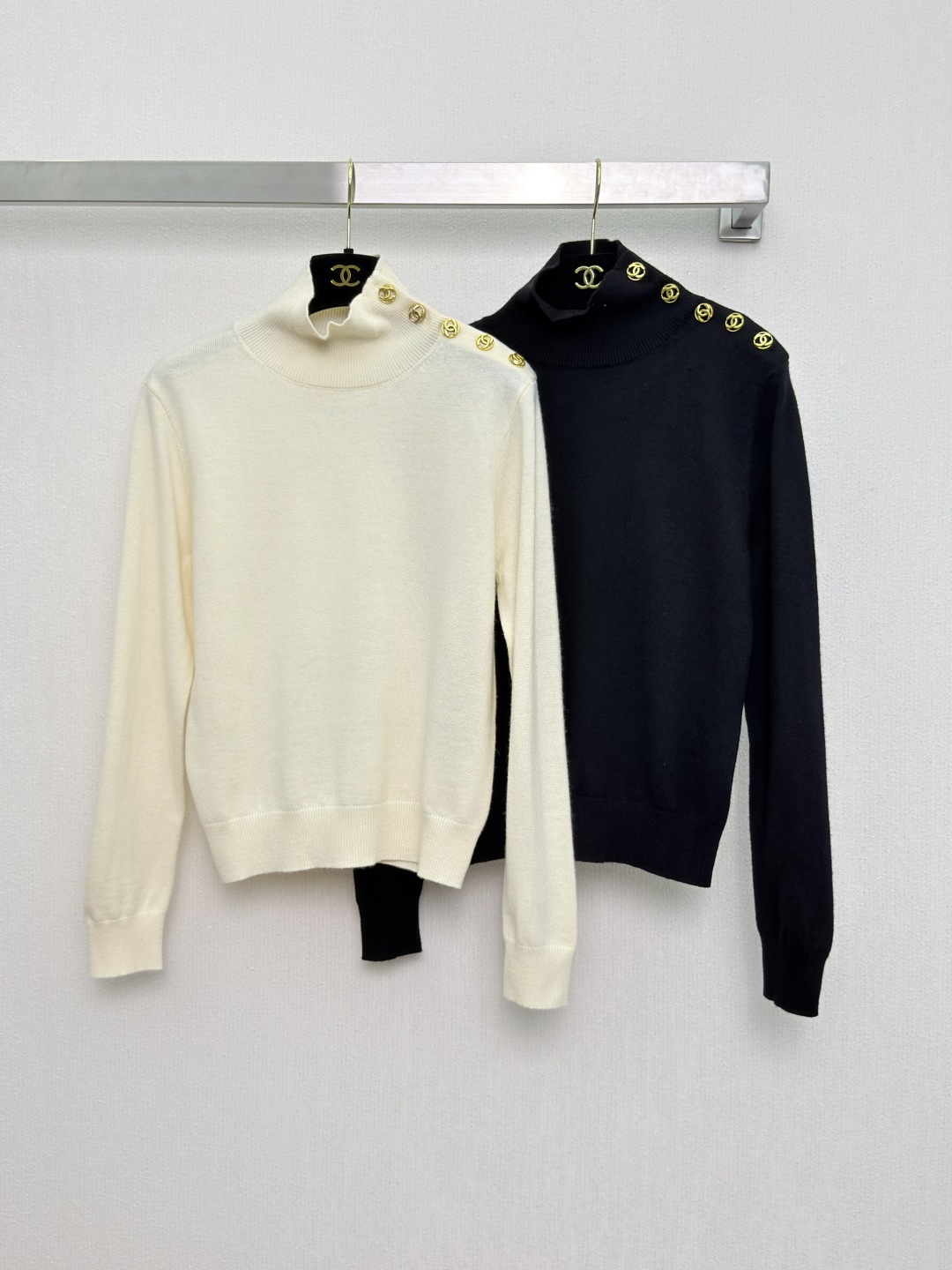 シャネル 26A ハンドクラフトシリーズ 刺繍ロゴ ハイネック ウールニット アイボリー ブラック CS336829028 詳細画像 1