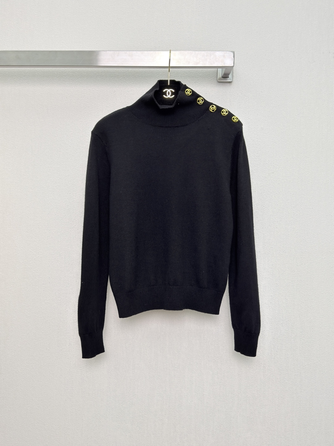 シャネル 26A ハンドクラフトシリーズ 刺繍ロゴ ハイネック ウールニット アイボリー ブラック CS336829028 詳細画像 2