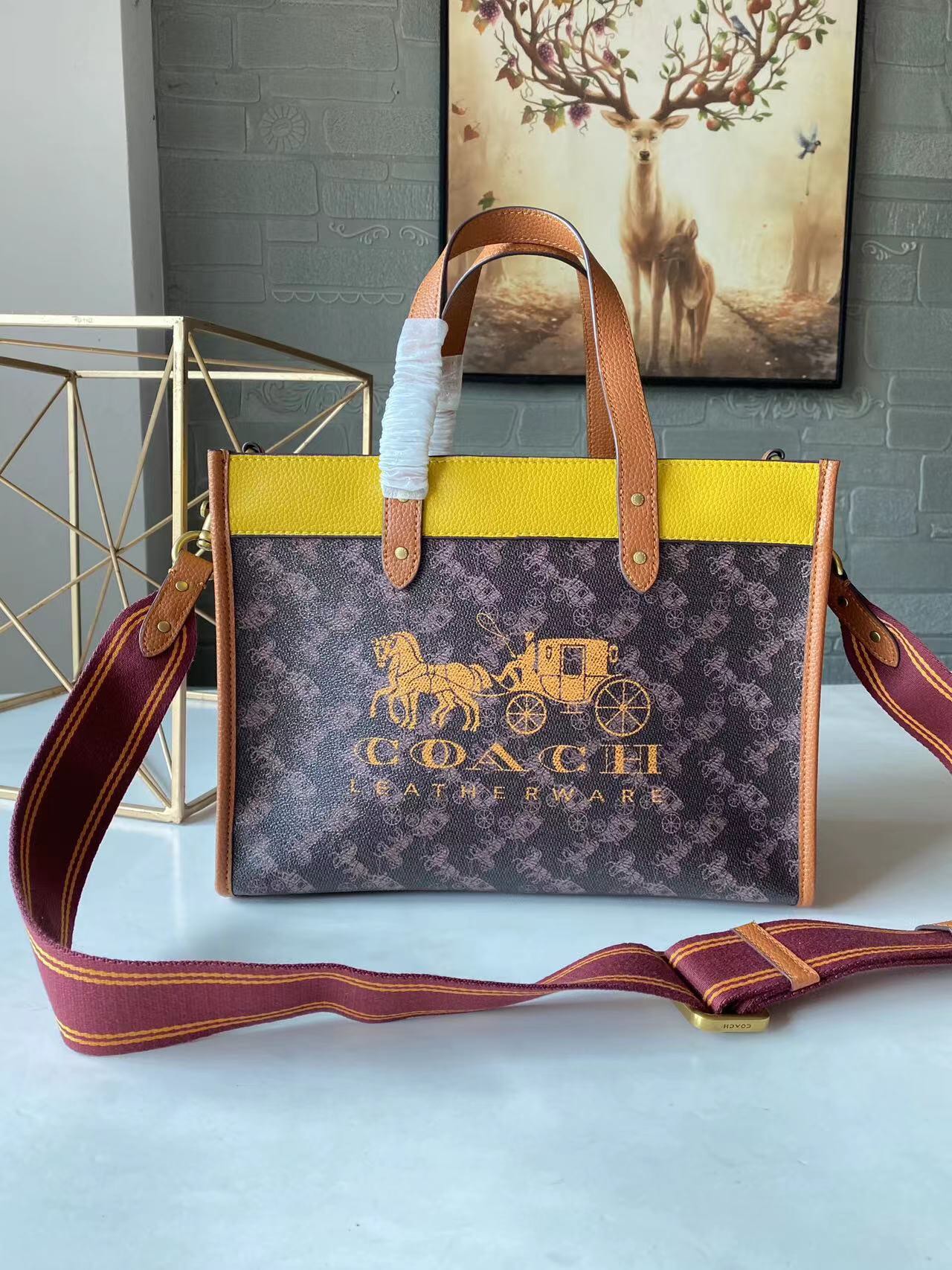コーチ Field Tote 30 キャリッジプリント ブラウン 詳細画像 1