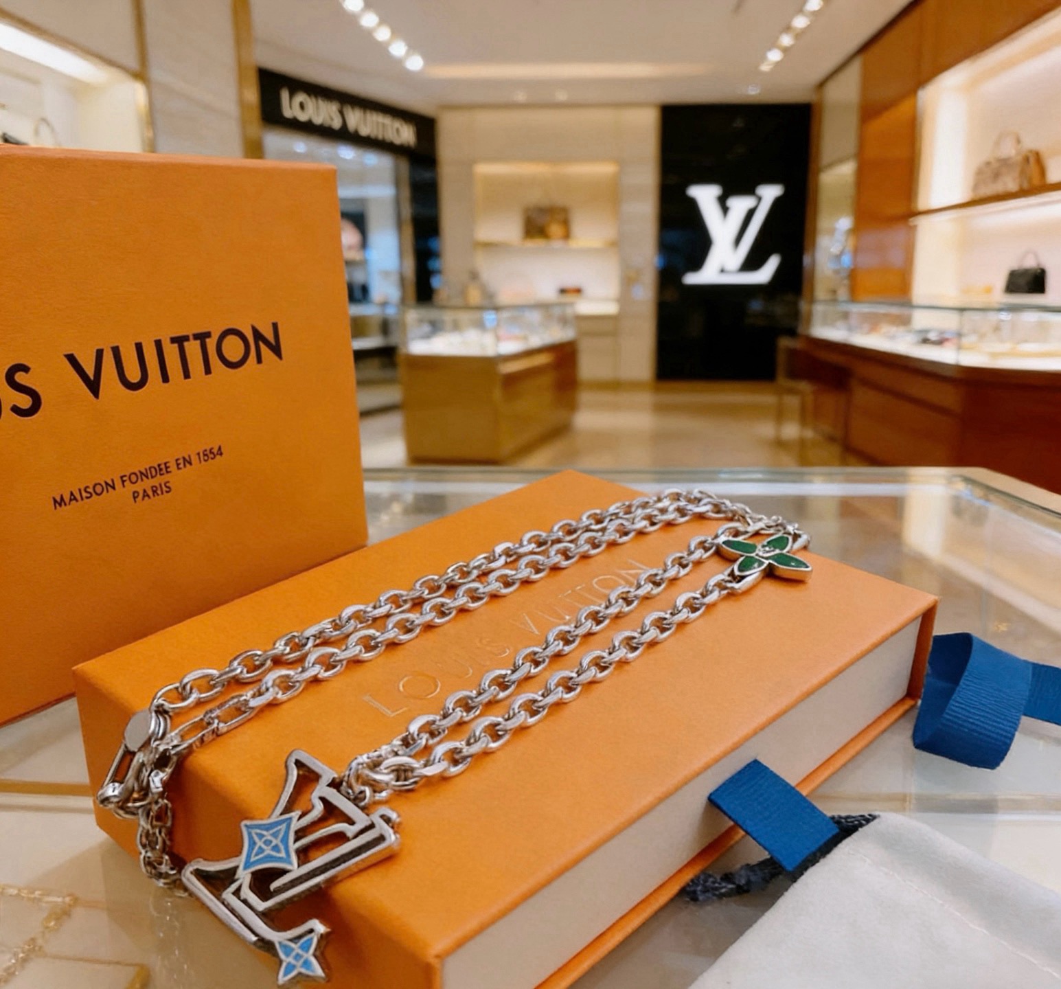 ルイ・ヴィトン LVモノグラムペンダントチェーンネックレス シルバー 詳細画像 3