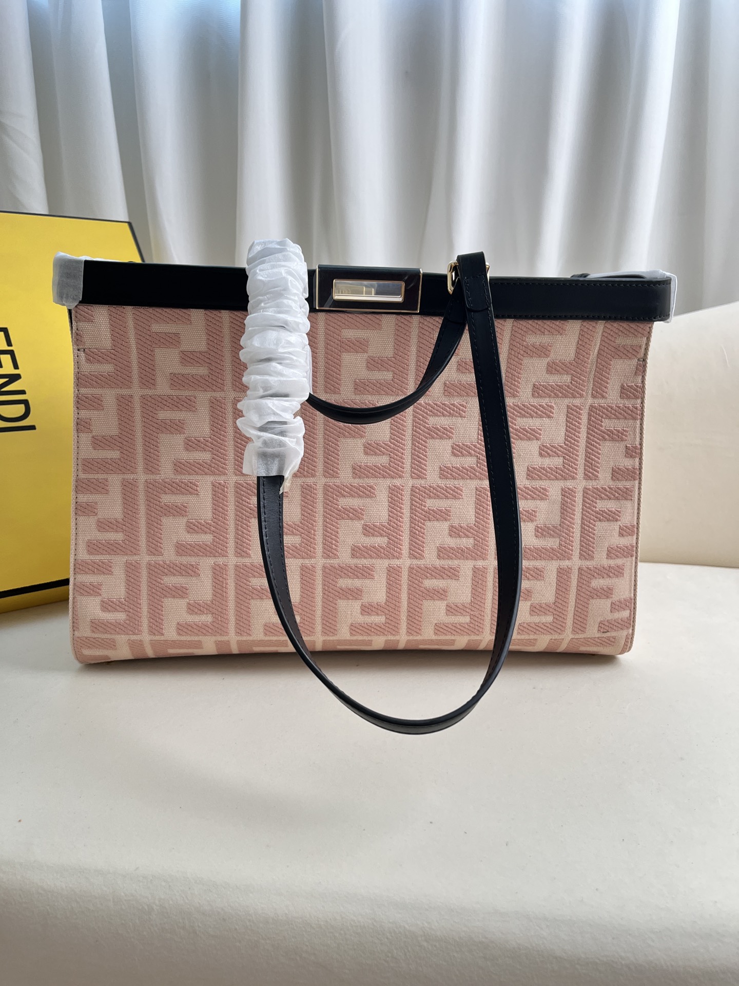 フェンディ Peekaboo X-Tote 刺繍トートバッグ ピンク×ブラック 詳細画像 1
