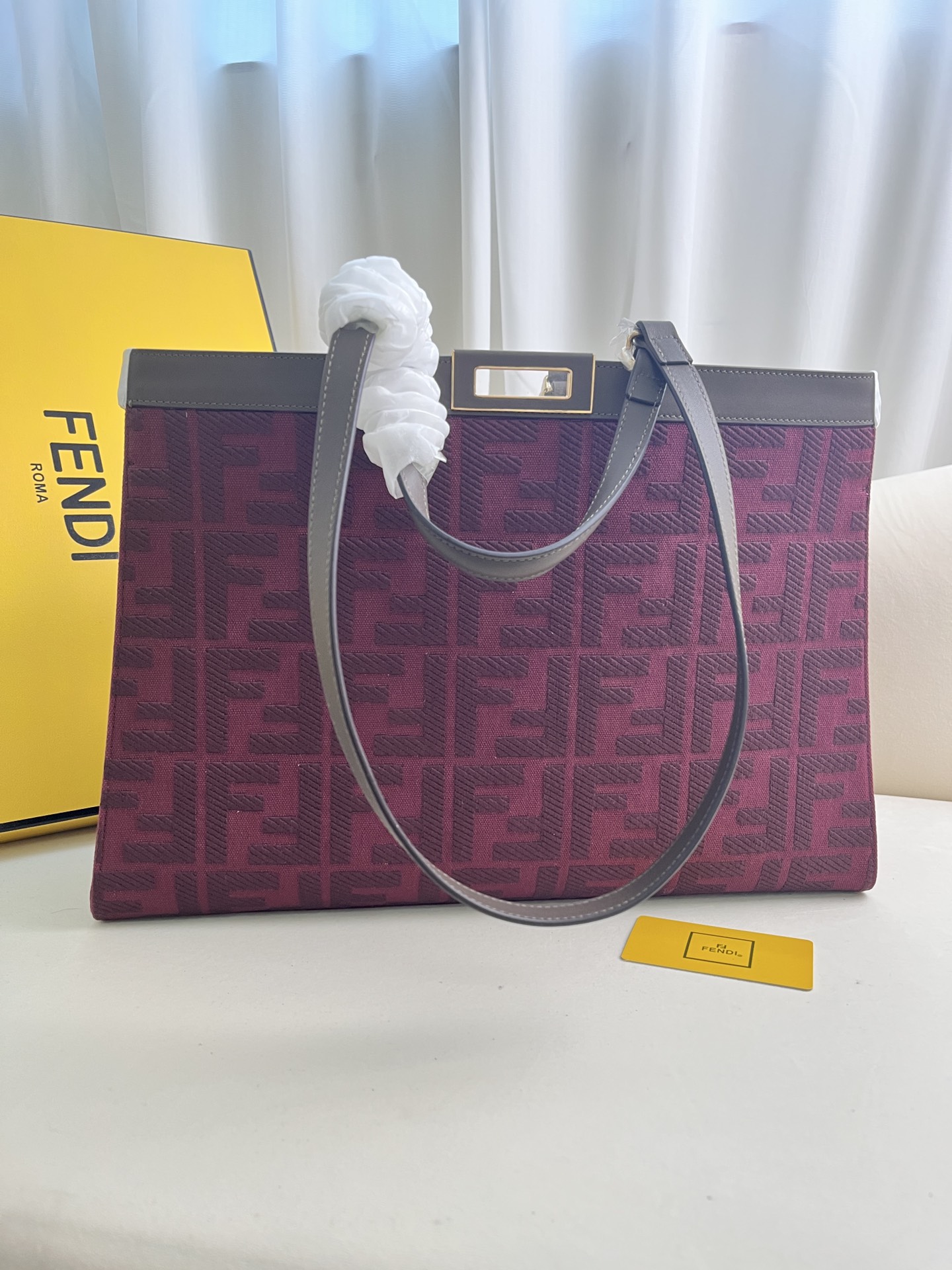 フェンディ Peekaboo X-Tote 刺繍トートバッグ ワインレッド 詳細画像 1