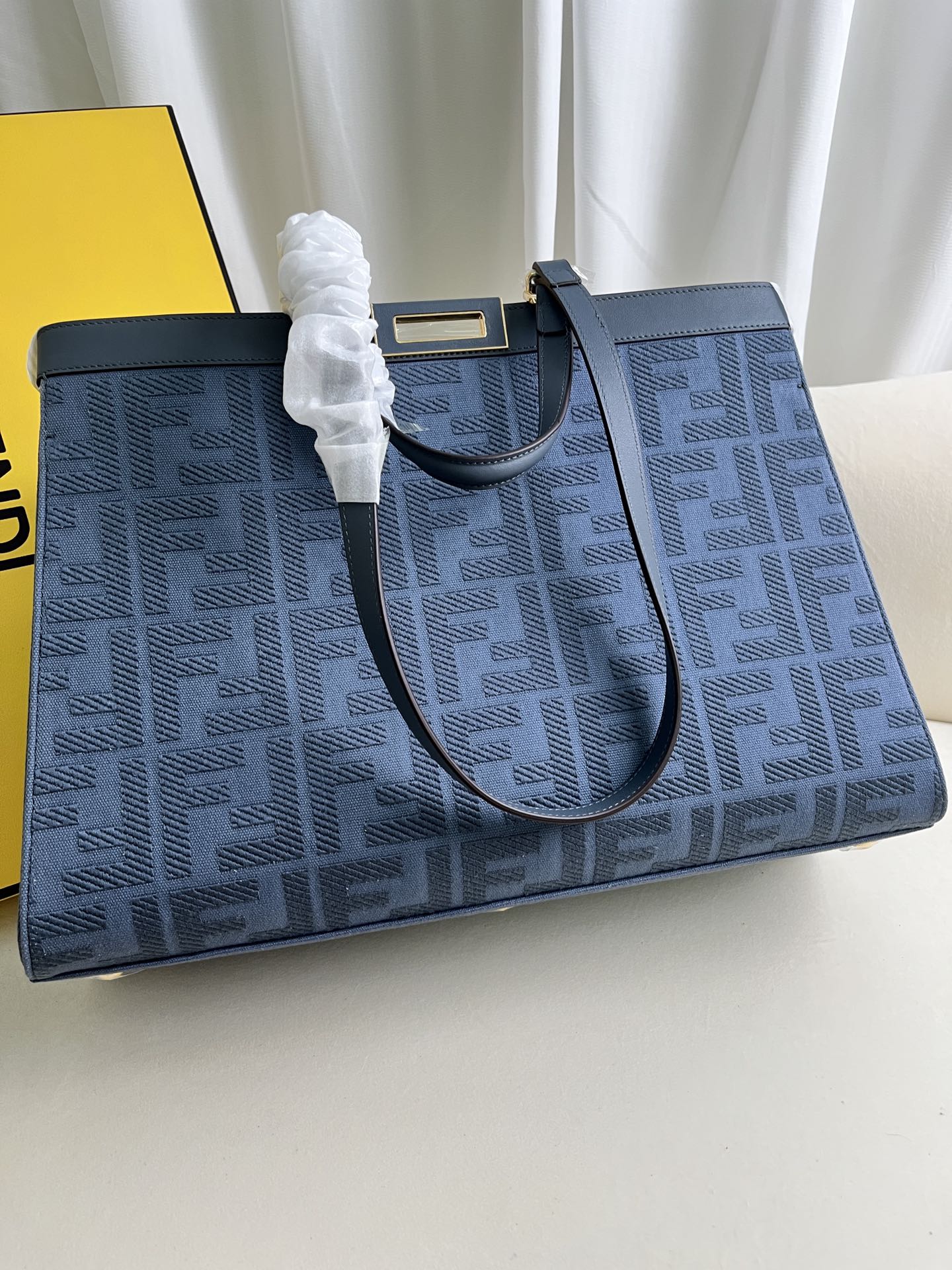 フェンディ Peekaboo X-Tote 刺繍トートバッグ ネイビー 詳細画像 2