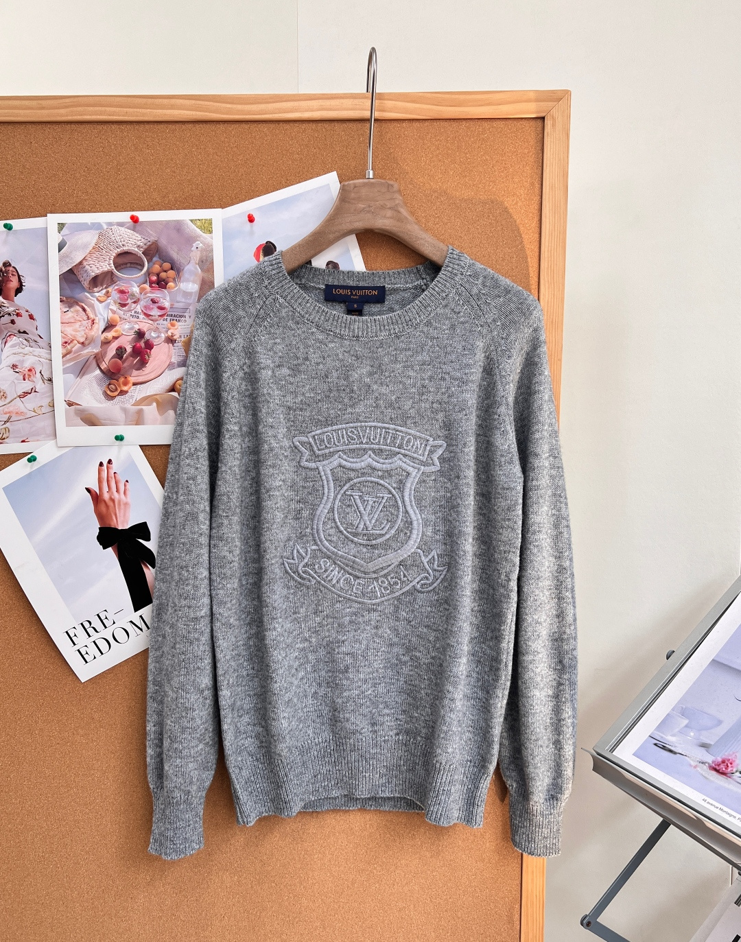ルイ・ヴィトン シールドロゴ刺繍 クルーネック ニットセーター オフホワイト L665320 詳細画像 1