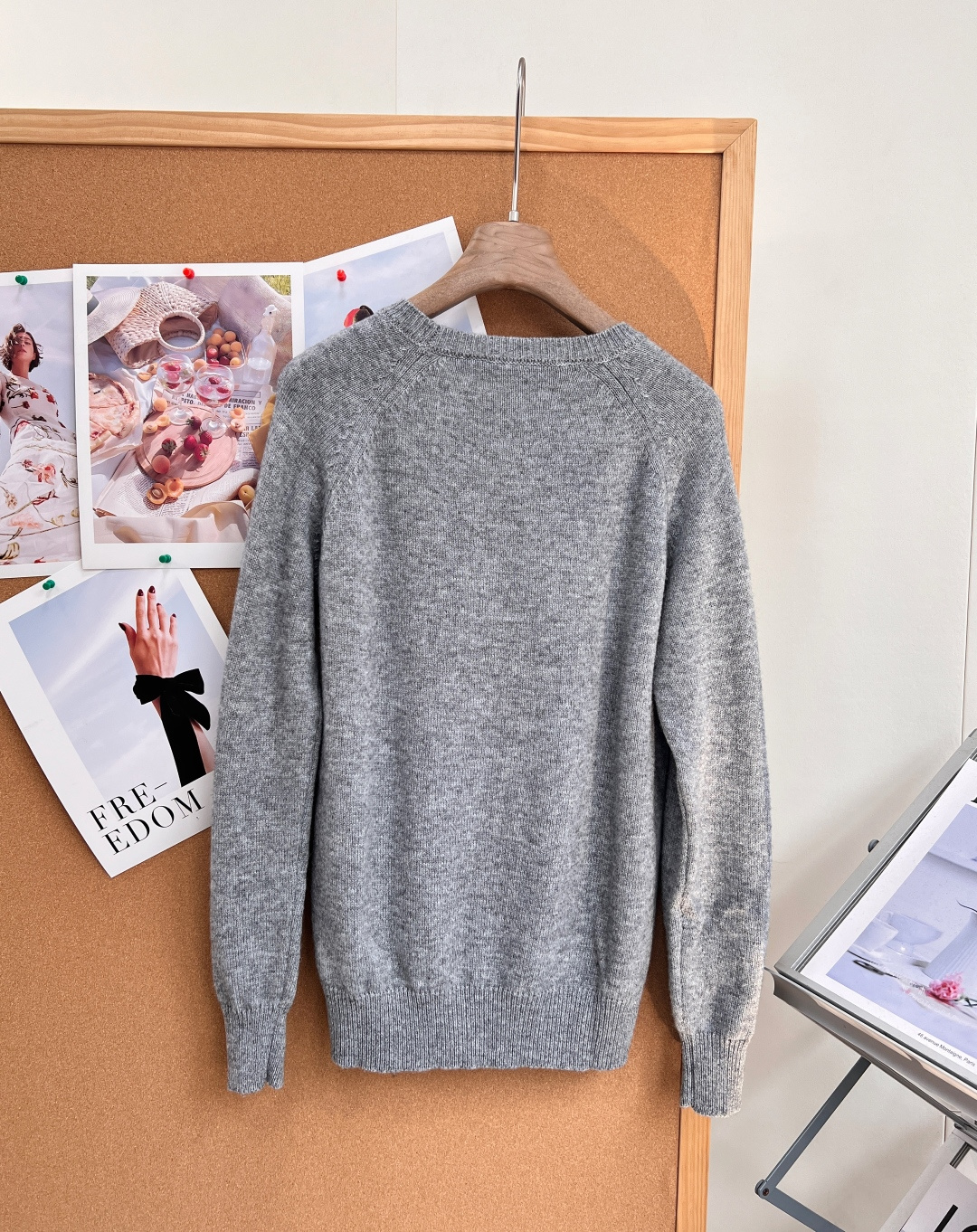 ルイ・ヴィトン シールドロゴ刺繍 クルーネック ニットセーター オフホワイト L665320 詳細画像 2